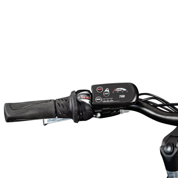 Zündapp Z802 E Bike 28 Zoll Elektro Bike Trekkingrad Damen E Fahrrad 700c Elektrorad E Trekkingrad 21 Gänge Das Zündapp Z802 ist ein preisgünstiges E-Trekkingrad mit voller Ausstattung und zusätzlichem Kettenantrieb mit 21 Gängen. Dieses E-Bike eignet sich bestens für lange Touren sowie den Alltag und lässt dich niemals im Stich.  Das E-Bike hat als Grundgerüst einen leichten Trapezrahmen aus Aluminium